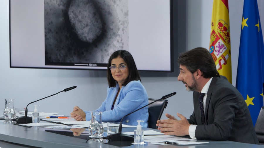 The Minister of Health, Carolina Darias, and the director of the Carlos III Health Institute, Crist...
