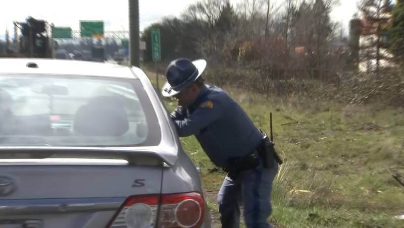 Washington State Patrol trooper during traffic stop. (Photo courtesy of KIRO 7)...