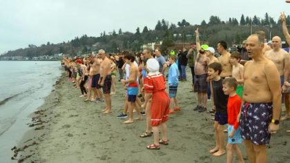 Hundreds participate in Polar Bear Plunge at Alki Beach to kick off the new year