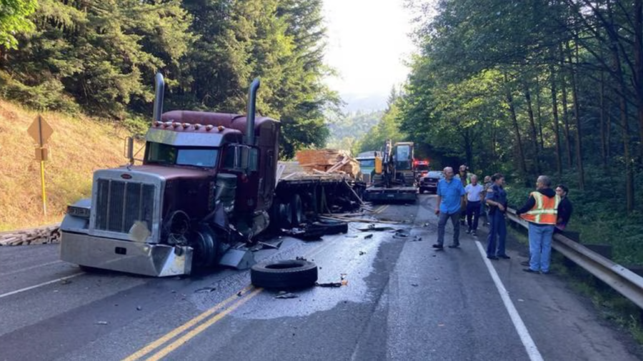 Both directions of State Route 18 are blocked after a major crash near the Tiger Mountain Summit. (...