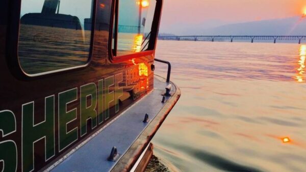 Guide boat captain missing after vessel capsizes in Columbia River