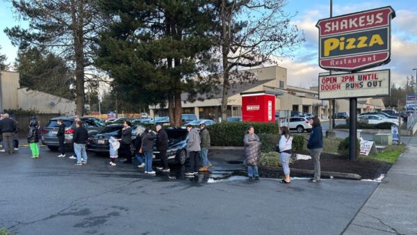Shakey's Line Color Lines get long as last Western Washington Shakey's is set to close