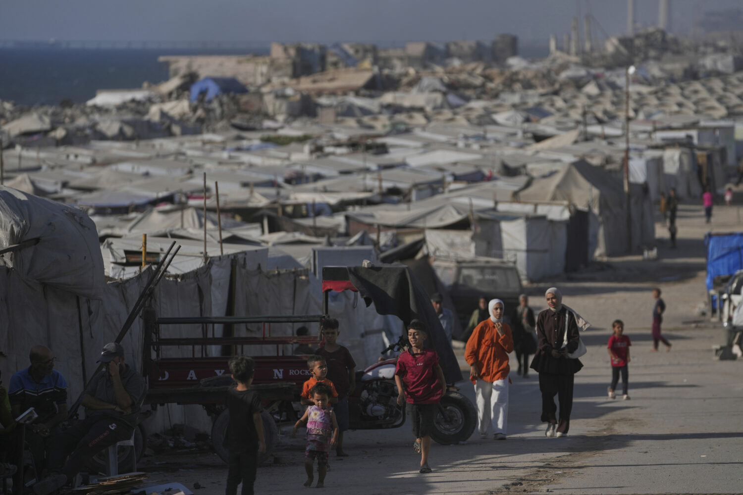 A camp of tents housing displaced Palestinians extends across Gaza City, Thursday, July 17, 2025. (...