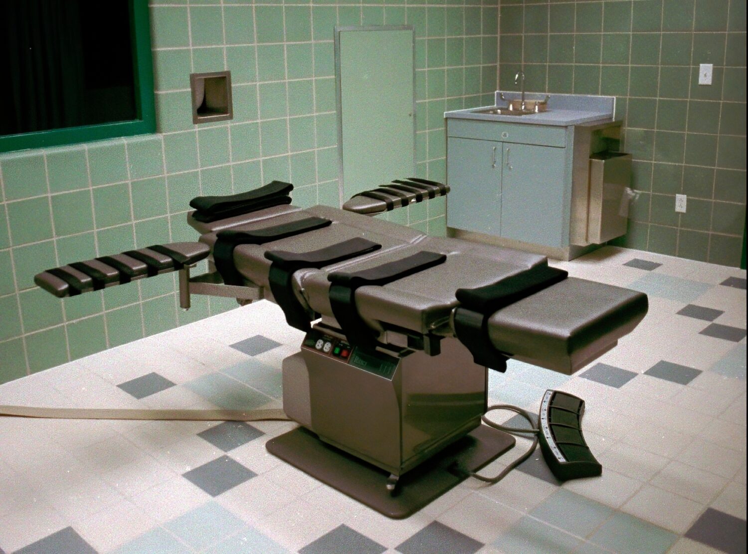 FILE - The interior of the U.S. Penitentiary execution room is seen March 22, 1995, in Terre Haute,...