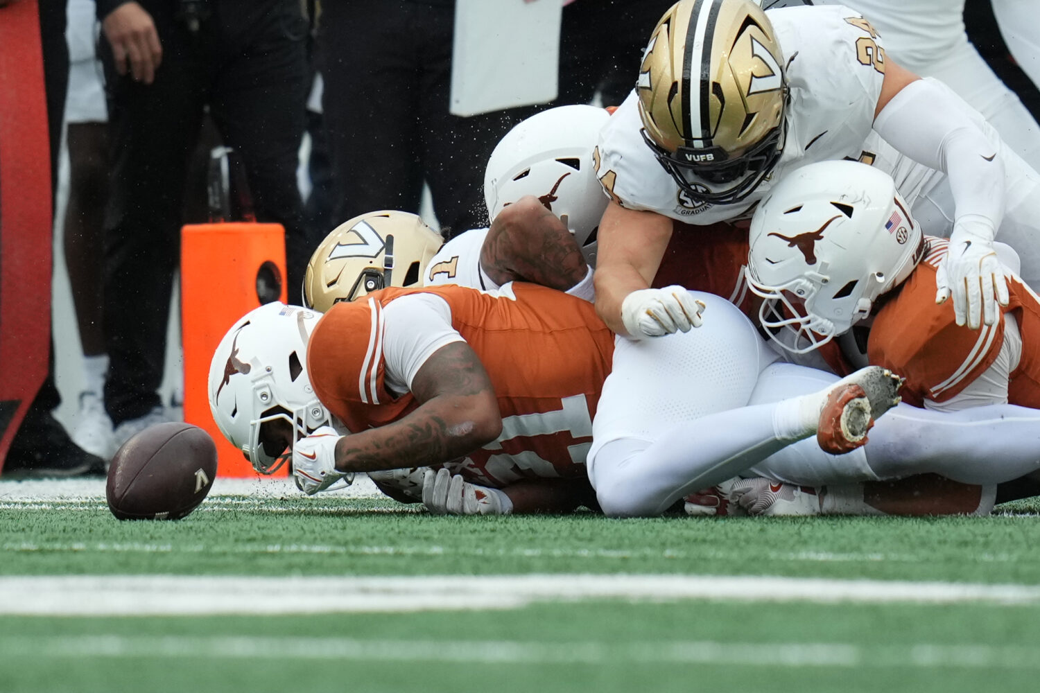 Texas wide receiver Ryan Niblett (21) dives ahead of Vanderbilt players for an onside kick during t...