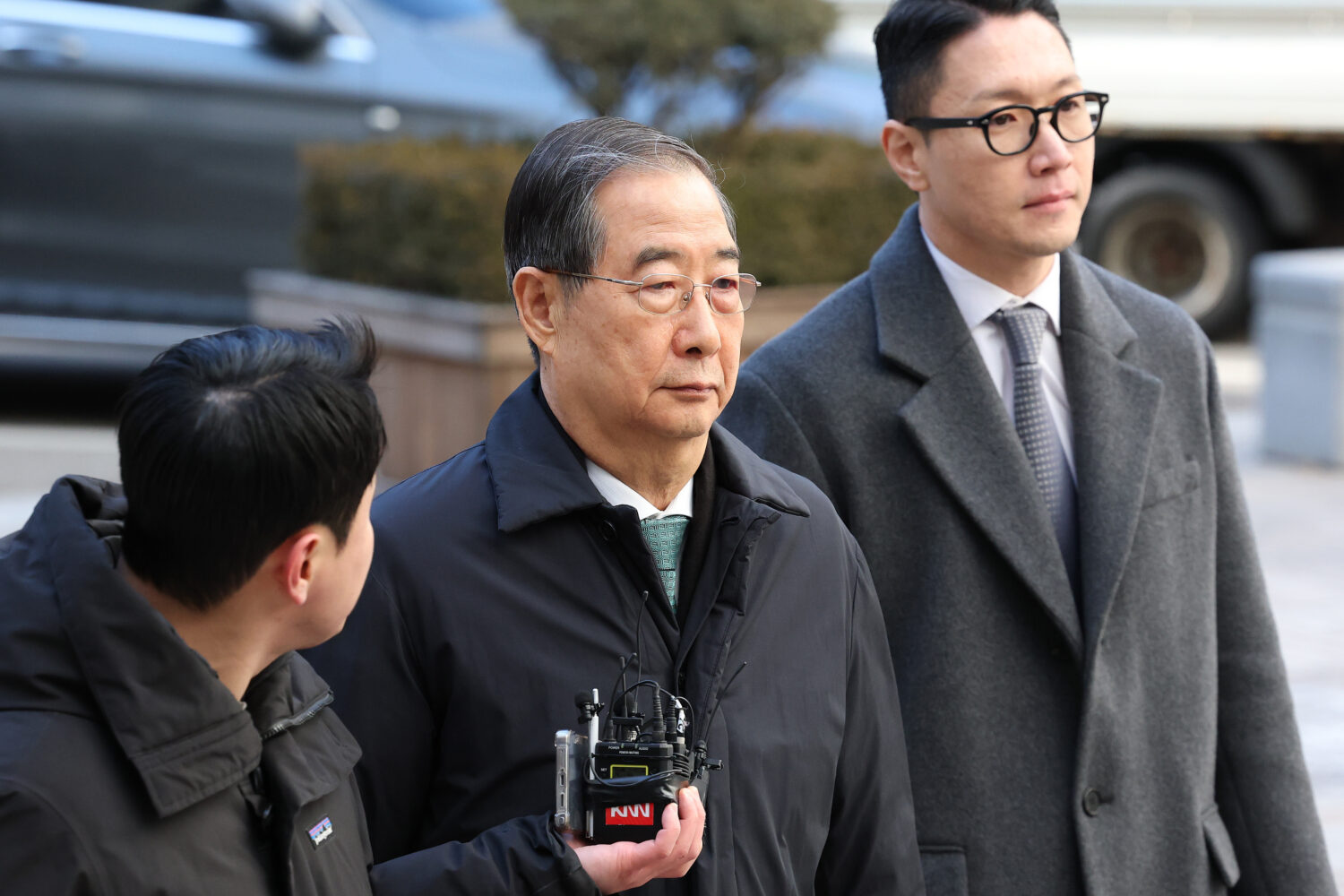 Former South Korean Prime Minister Han Duck-soo, center, arrives at the Seoul Central District Cour...