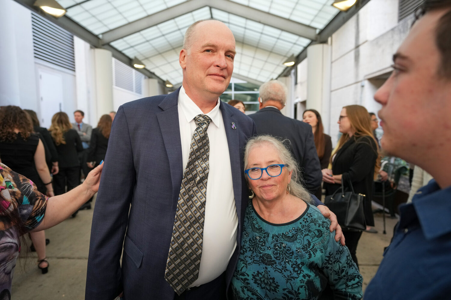 FILE - Michael Scott, left, hugs Sharon Shipman, the mother of yogurt shop suspect Forrest Welborn,...