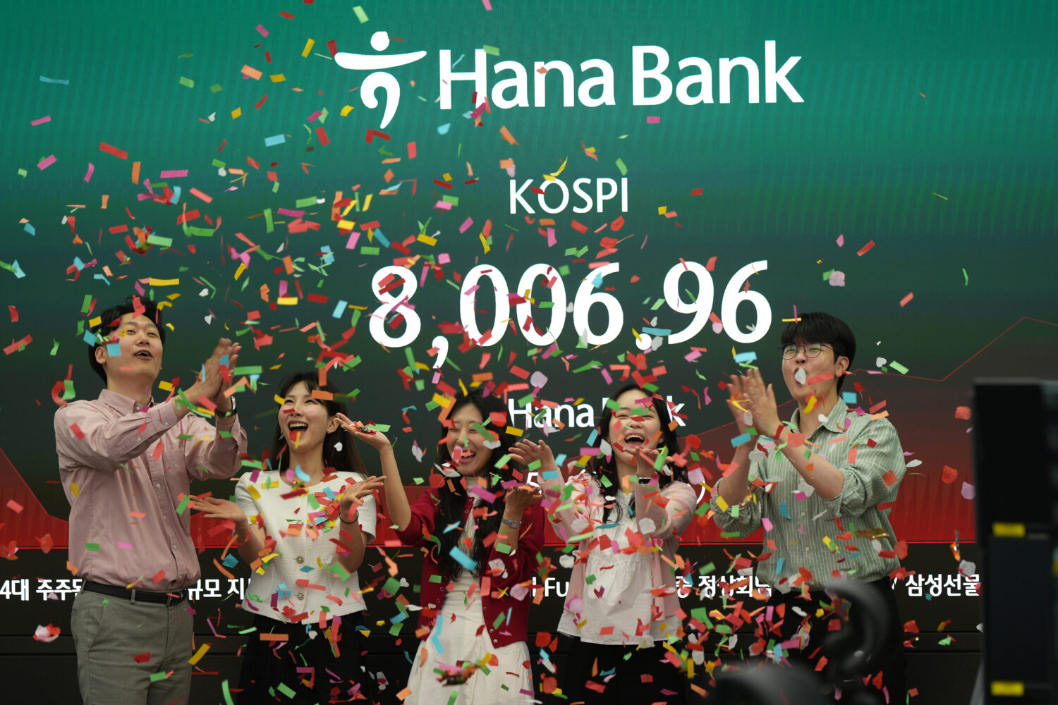 Employees of Hana Bank celebrate in a photo-op to mark the Korea Composite Stock Price Index (KOSPI...